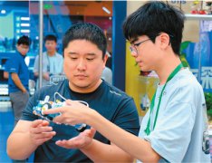 158名香港师生在北京走进科创大课堂